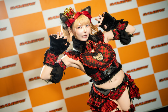 【コスプレ】へそ出し×太ももがあざとい魅惑の子猫メイド参上！赤チェックの衣装と猫っぽいポージングが可愛すぎでしょ【写真7枚】 画像