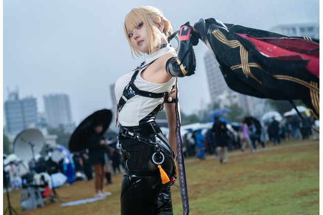 【コスプレ】タイトなパンツ×細いウエストで上着を翻す姿がかっこよすぎる！『ゼンゼロ』イヴリンが美しいボディラインで魅せる【写真8枚】 画像