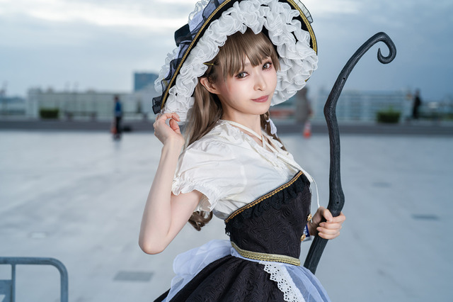 【コスプレ】ウエストが細すぎる…！華奢なボディとフリルが美しい衣装で、曇天に佇む「霧雨魔理沙」の雰囲気が良すぎた【写真10枚】 画像