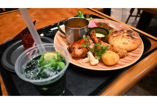 「USJでモリバーたちが宴を開きたがっています！」とろ～りクファナチーズも再現された焚き火料理が味わえるコラボイベント「モンハンワイルズ モリバーの宴」をレポート！ 画像