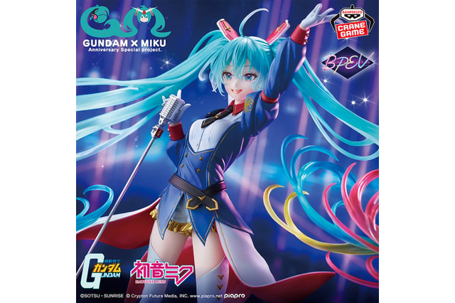 「ガンダム45周年×初音ミク」描き下ろしイラストが立体化！4色グラデーションのツインテールはボリューム満点、金メタリック塗装の豪華衣装 画像