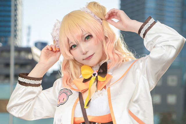 【コスプレ】可愛いアイドル衣装とキュートな笑顔で元気をくれる！ホロライブ「桃鈴ねね」の美女レイヤーにメロメロ【写真10枚】 画像