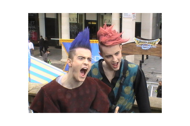 英国の『ドラクエ』イベントは双子のコスプレで大盛り上がり 画像