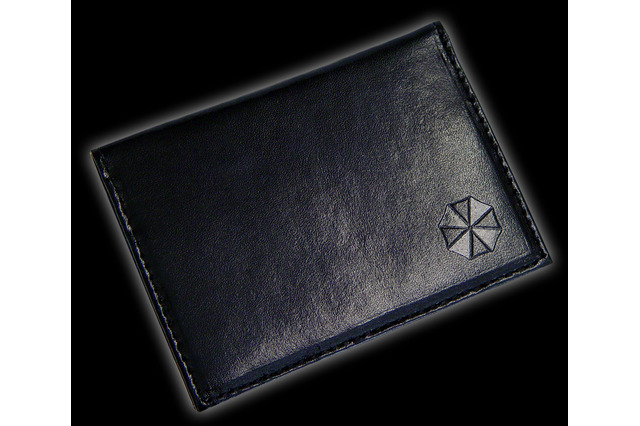 アンブレラ社のロゴ刻印の入った牛革カードケース―「e-CAPCOM特典」 画像