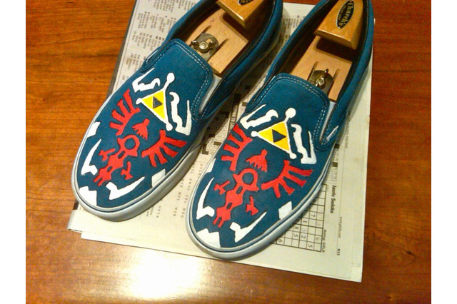 手塗りで描かれた「ハイラルの盾」模様のキャンバスシューズがカッコいい 画像