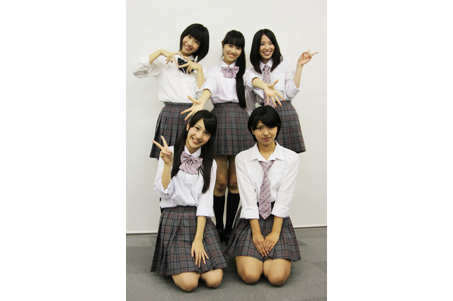 アイドルカレッジの5人が編集部に～ブラウザゲーム『メガミエンゲイジ！』の主題歌に実装 画像