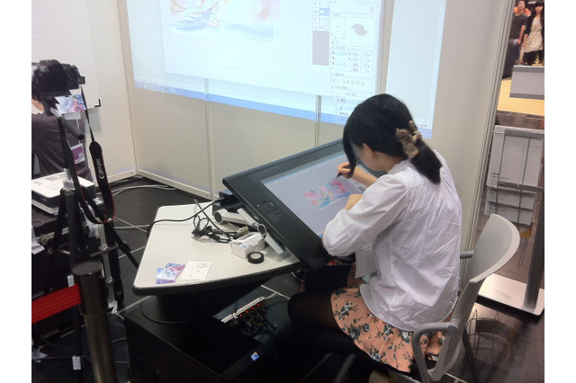 【京まふ2013】『ブレイブリーデフォルト』衣装デザインの藤ちょこさん、水彩画の弘司さんによるライブペインティングが行われる 画像