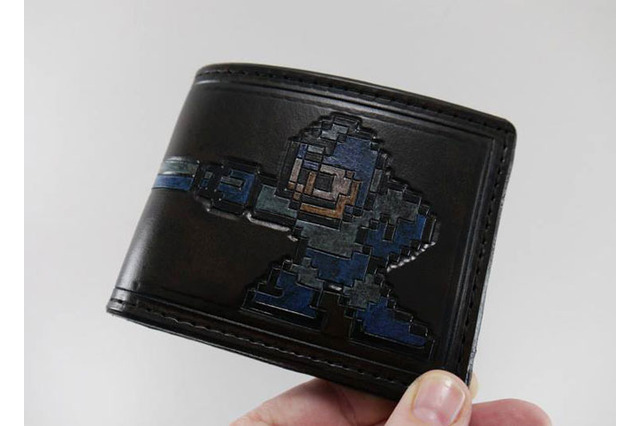 デートの会計時もこれならOK！ 『ロックマン』が高級感あふれる本革財布になって登場 画像
