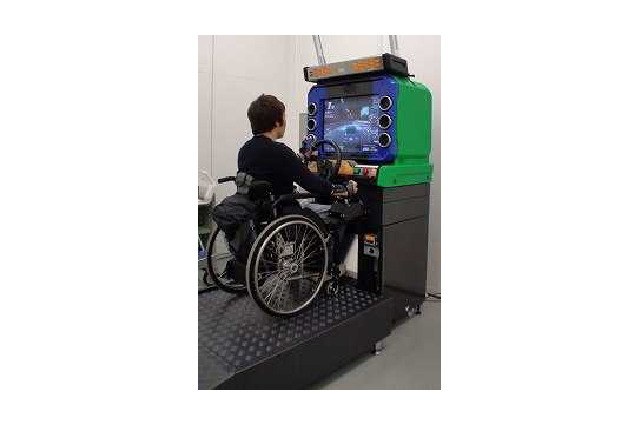 バンダイナムコゲームス、車いすに座ったまま遊べるレーシングゲーム機の開発を開始 画像