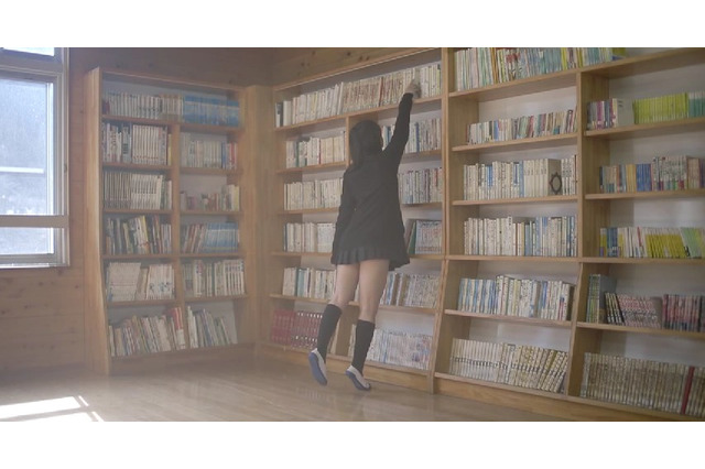 現役コスプレイヤーが挑んだ「下着が見えない本の取り方」の結果を、けしからん動画でお披露目 画像