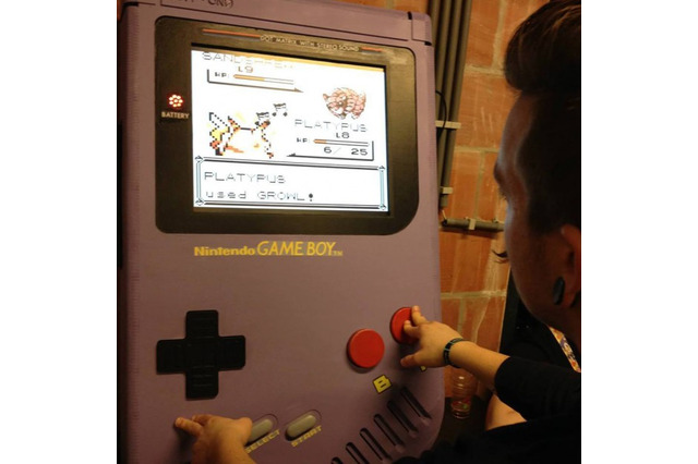 海外ファンが巨大ゲームボーイ「Game Boy XXL」製作…こいつ、動くぞ！ 画像