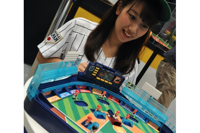 【東京おもちゃショー2015】ボールも3Dで飛んでくる「3D野球盤」かつての少年たちで大にぎわい 画像
