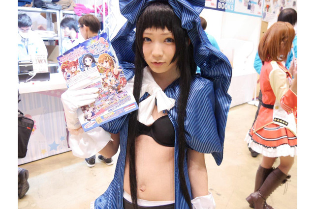 【レポート】「コミケ89」企業ブースのコスプレイヤー写真を一挙130枚!胸元の空いたコスプレイヤーも 画像