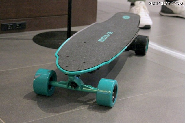 スマホで操作できる電動スケボー登場！最高時速は約20km 画像