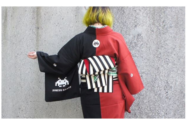 ドイツ人デザイナーによる「スペースインベーダー着物」が話題に！赤と黒のコントラストをドットキャラが彩る 画像