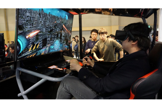 【G-STAR 2016】VRシューティングゲームを上下左右に動く大型筐体でプレイ、縦の動きに恐怖を感じる 画像