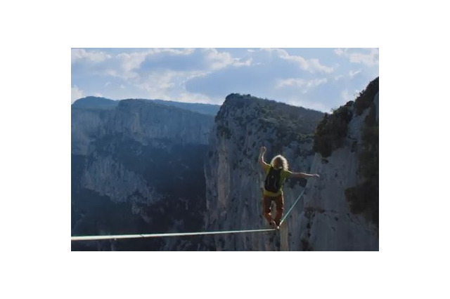 これぞ「エクストリーム ニンテンドースイッチ」！ 絶景を見下ろすロープの上で『ゼルダの伝説 BotW』をプレイ 画像