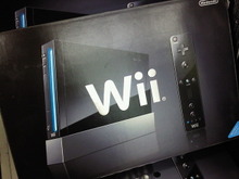 新色Wii(クロ)のパッケージがショップ店頭に並び始める 画像