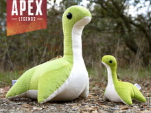 『Apex Legends』売り切れ続出の「ネッシーぬいぐるみ」にメガサイズ登場!通常版から約3倍もスケールアップ、圧巻の大きさに 画像