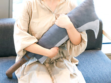 『ひぐらし』レナの“鉈”がクッションに!「お持ち帰りぃ~!」したくなる存在感、7月21日までの受注生産商品 画像