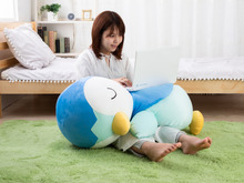 すやすや眠る「ポッチャマ」の巨大ぬいぐるみ登場―このサイズ感と愛くるしさ…抱きしめずにはいられない! 画像