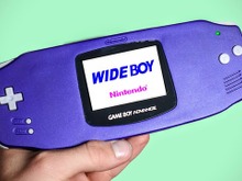 ゲームボーイアドバンスを意味なく横長にした男が現る! 過去には初代GBも縦長に 画像
