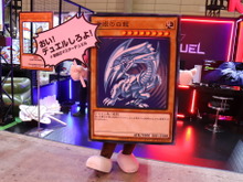 「おい!デュエルしろよ!」TGSコナミブースに現れたカードくん、その裏面に迫る【TGS2021】 画像