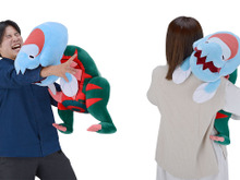 痛ってええ!けど幸せえええ~!ウオノラゴンに“エラがみ”されるBIGぬいぐるみ、予約受付開始 画像