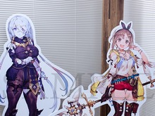 “等身大の太もも”をお迎えするチャンス!「ライザ」「リラ」のパネル&ステッカーが期間限定で受注開始 画像