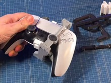 左手は添えるだけ…個人制作によるPS5コントローラー用「片手操作アタッチメント」が登場 画像
