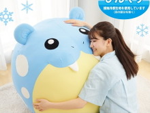触るとひんやり気持ちいい！愛くるしさが堪らない『ポケモン』「タマザラシ」の等身大ぬいぐるみ発売 画像