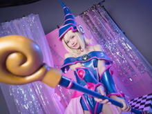 人気コスプレイヤー「えなこ」さん、『遊戯王 クロスデュエル』で“ブラマジ”デビュー!コスだけでなく、デッキもブラマジに【TGS2022】 画像