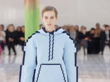 ファッションショーで登場した“ドット服”に、脳がバグるゲームファン続出！歩く姿に「これ実写？ゲーム画面？」 画像