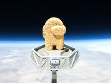 『Among Us』クルー型のチキンナゲットが宇宙に行く！高度3万2千メートルに到達 画像