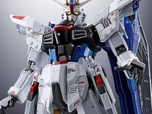 上海に立つ「フリーダムガンダム」が超合金に！ カメラアイ発光＆羽根の可動ギミックで圧倒的な躍動感 画像