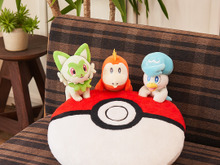 『ポケモン スカーレット・バイオレット』発売記念くじは、本日18日から!A賞は、“ニャオハ”ら御三家のぬいぐるみ付きクッション 画像