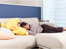 スヤスヤ眠る「ピカチュウ」のぬいぐるみが、Amazonでお買い得に!数量限定、幅74センチのビッグサイズ 画像