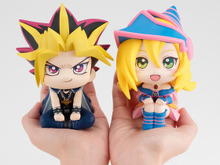 座って見上げる姿がかわいい!『遊戯王』闇遊戯&ブラック・マジシャン・ガールのセットが本日6日より予約受付開始 画像