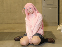 【コスプレ】「きょっ今日は人と話しすぎて疲れたので帰ります…」会場の片隅にリアルぼっちちゃんを発見!注目レイヤー・ねんね【写真7枚】 画像
