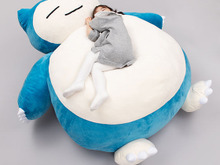 「ポケモン」お腹の上が気持ちいい! 眠るカビゴンの巨大クッションを”ポケモンのふえ”で起こそう! 画像
