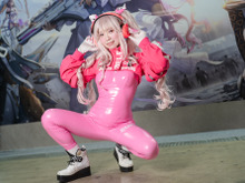 【コスプレ】「ウサギさん、ニコ超で一緒に遊びましょう!」『NIKKE』ブースに登場したアリスがかわいい!人気レイヤー・千夢【写真8枚】 画像