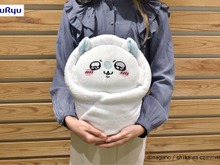 思わず抱きしめたくなる!「ちいかわ」から「モモンガおくるみBIGぬいぐるみ」がプライズ商品として展開、約40センチの大きめサイズ 画像