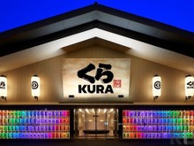 くら寿司の新店舗は、“ゲーミング寿司”!? 七色に光り輝く提灯ウォール 画像