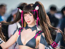 【コミケ102】『NIKKE』リアル10連ガチャにXフォロワー約159万の美女コスプレイヤーが実装!猫耳水着姿のネロを当てろ【写真7枚】 画像