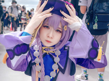 【コスプレ】『原神』キョンシー・七七は無愛想でも愛らしさがある―仕草ひとつひとつが魅力に溢れる【写真15枚】 画像