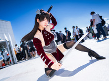 バストアップ主流のコスプレ撮影から脱却!“武器持ちのゲームキャラ”が人気な今こそ、広角レンズで全身を撮る絵作りが活きる【撮り比べあり】 画像