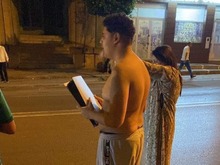 モロッコ地震で服を着るよりも先に「PS5」を守った男性に共感集まる…でもまずは命を守ろう 画像