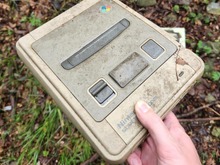 栃木の山奥で発見!スーパーファミコン&スーパースコープが捨てられていた…レーザーディスクなど懐かしの品も 画像