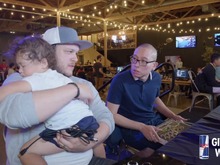 『ストリートファイター6』大会で膝に赤ちゃんを乗せてプレイする猛者現る―実は強豪プレイヤーでしっかり優勝 画像