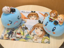 TVアニメ「ライザのアトリエ」より、プライズ商品3種が順次展開!太ももが眩しい「ラバーデスクシート」等に注目 画像